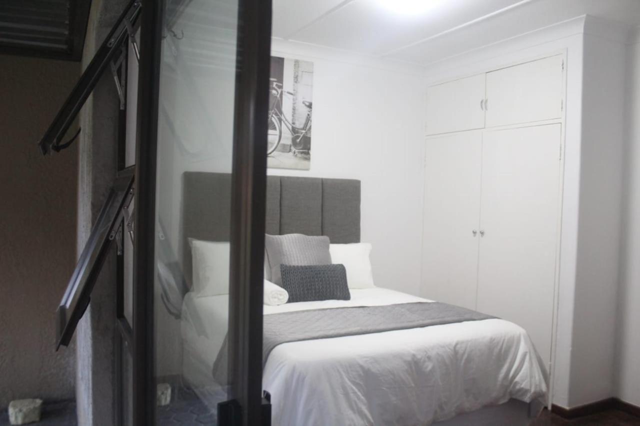Alu Guesthouse Roodepoort Ruang foto